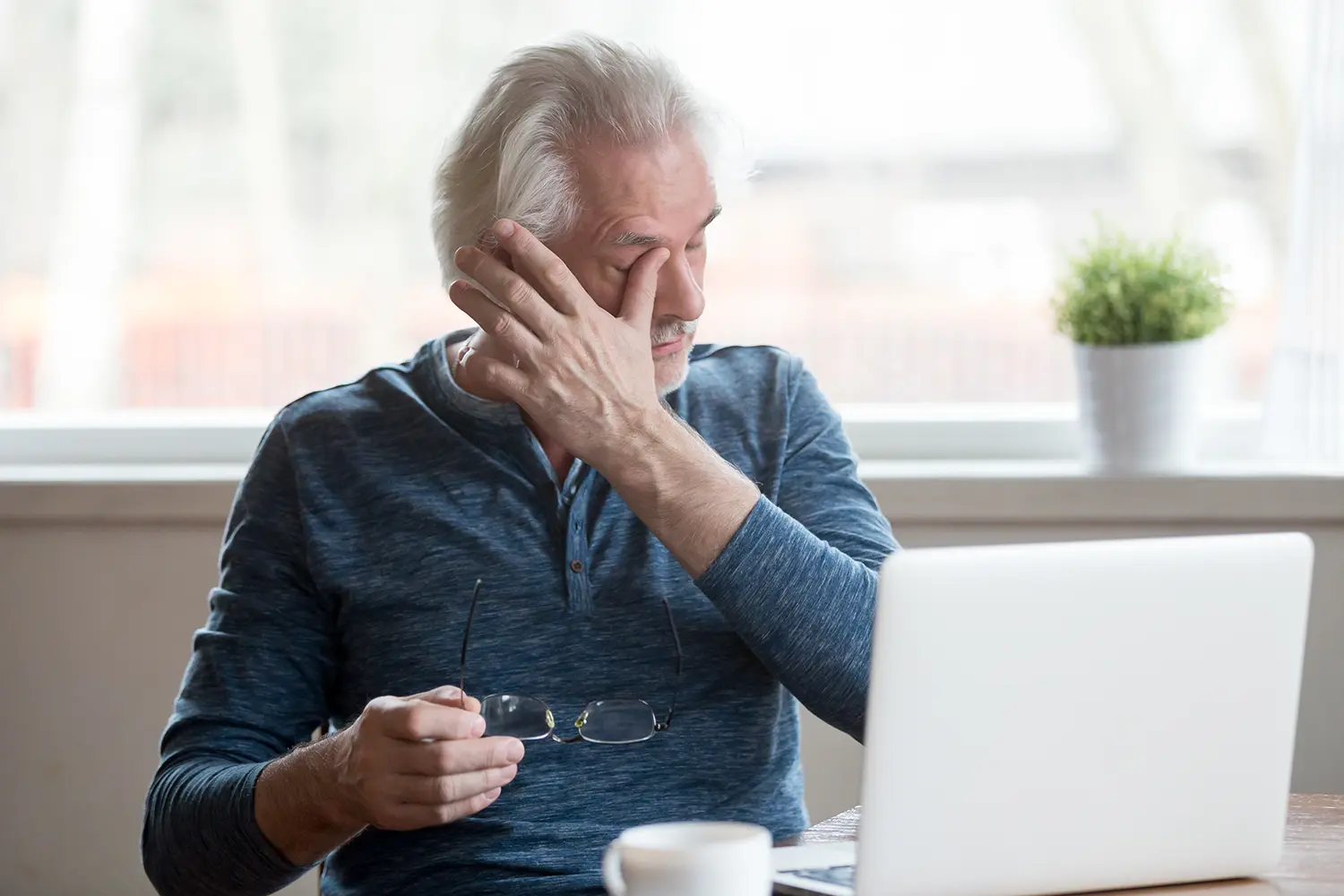Adult experiencing eye irritation considering Sjogren’s syndrome clinical trials nationwide with Equity Medical
