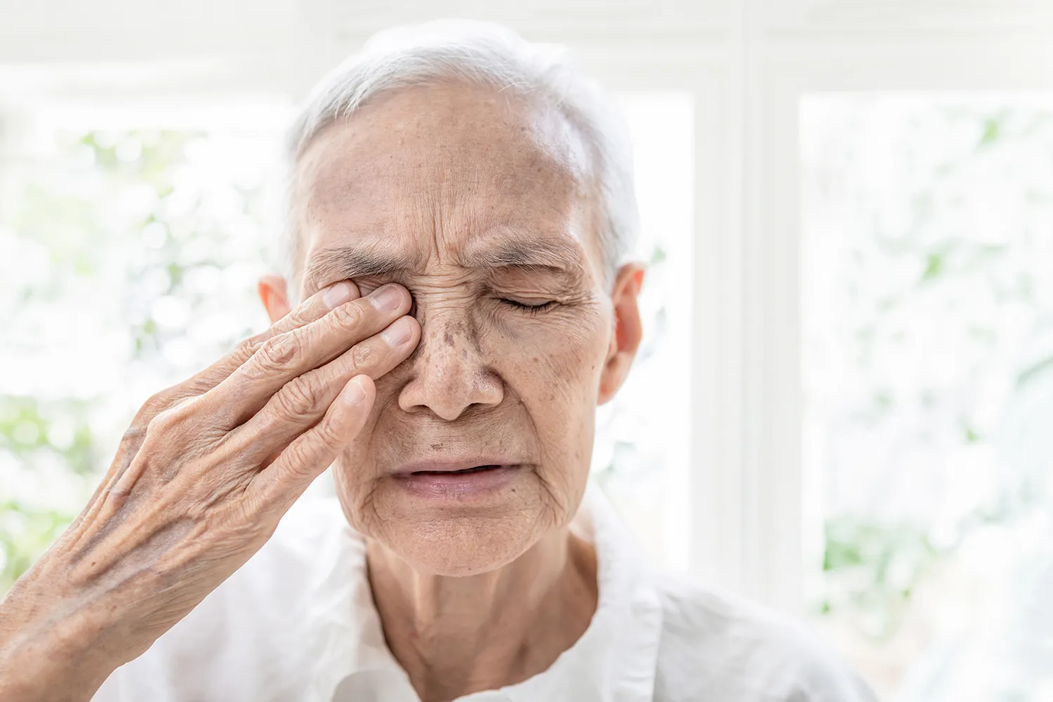 Older adult experiencing vision symptoms related to macular degeneration clinical trials offered by Equity Medical nationwide.