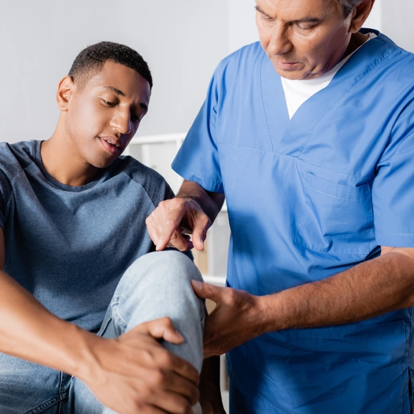 Clinician evaluating a participant at Equity Medical’s Owensboro, KY clinical trials location.